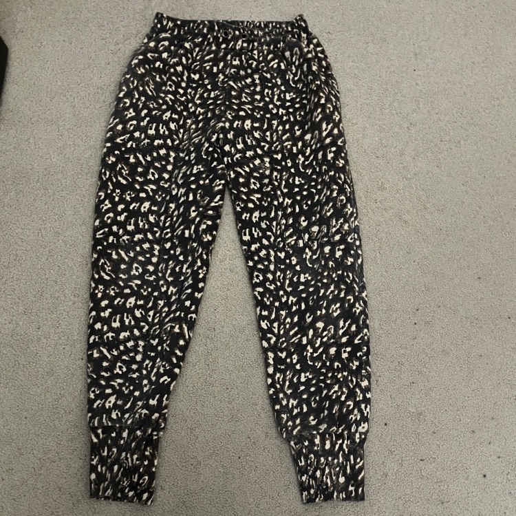 Cleobella 100% Organic Cotton Fleece Leopard Animal Print Jogger Pants & Pockets